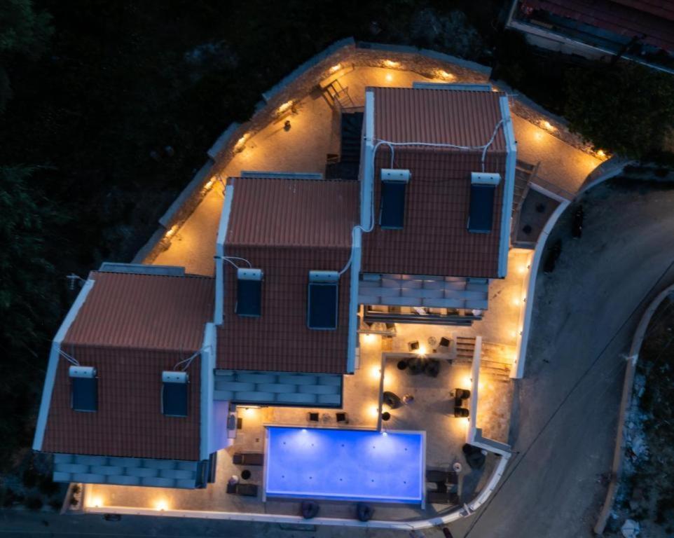 Above Blue Maisonettes Grey Diamond Nikiana Ngoại thất bức ảnh